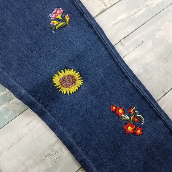 Romeo & Juliet Couture Embroidered Slim Ankle Jean - Picture 3 of 8